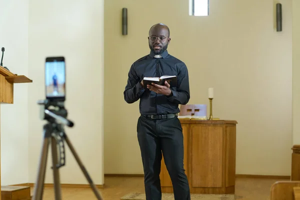 信心十足的福音派教会年轻牧师 站在智能手机摄像机前 宣讲教义 — 图库照片