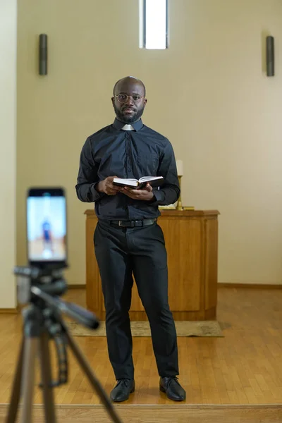 Pastor Afro Americano Calças Pretas Camisa Com Colarinho Clerical Segurando — Fotografia de Stock