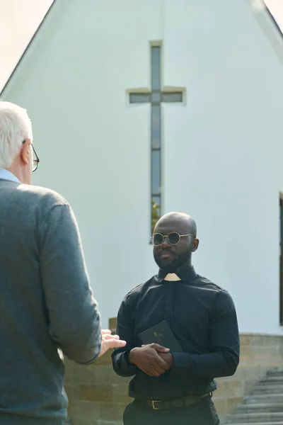Siyah Gömlekli Papaz Tasmalı Kutsal Kitabı Göğsünde Taşıyan Kilise Binasına — Stok fotoğraf