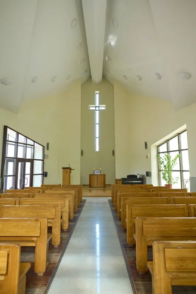 Interior Igreja Católica Moderna Com Duas Fileiras Bancos Madeira Para — Fotografia de Stock
