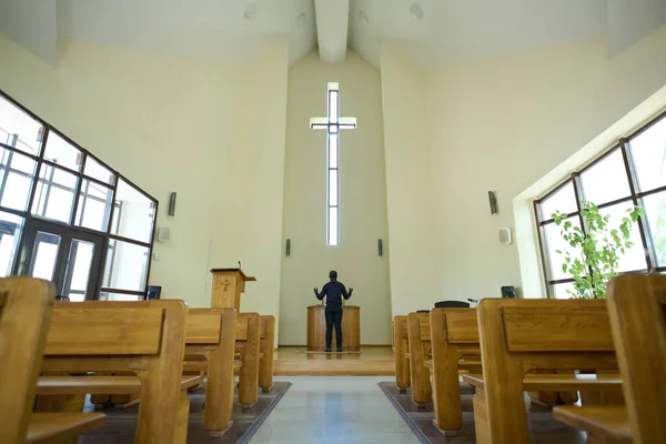 Wnętrze Kościoła Długą Alejką Prowadzącą Pastora Stojącego Przed Krzyżem Drewnianą — Zdjęcie stockowe