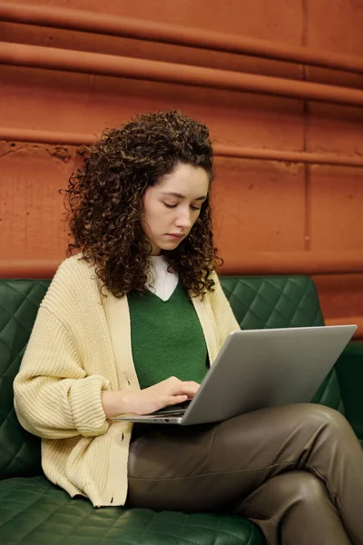 Junge Geschäftsfrau Mit Dunklem Dickem Welligem Haar Tippt Auf Laptop — Stockfoto