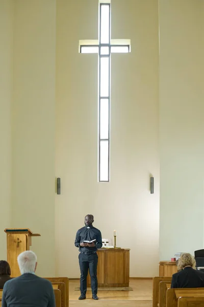 Sacerdote Afroamericano Ropa Casualwear Negro Haciendo Sermón Para Los Feligreses —  Fotos de Stock