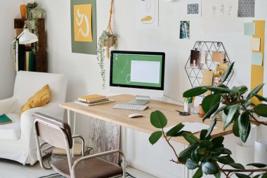 Modern serbest internet tasarımcısının ya da bilgisayar monitörlü masadan oluşan başka bir yaratıcı işi olan kişinin işyeri