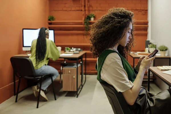 Junge Lockige Brünette Geschäftsfrau Die Arbeitsplatz Vor Dem Computer Gegen — Stockfoto