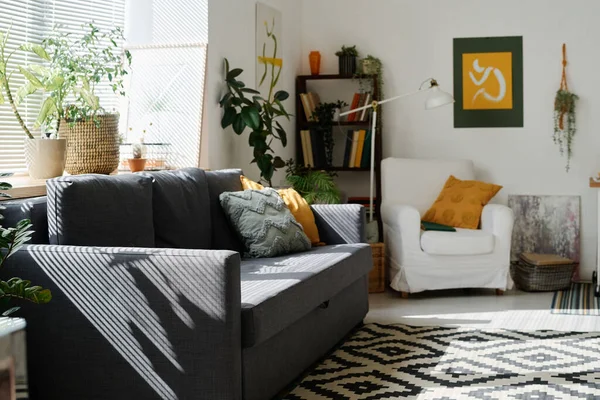 Teil Des Wohnzimmers Mit Weicher Bequemer Couch Mit Kissen Fenster — Stockfoto