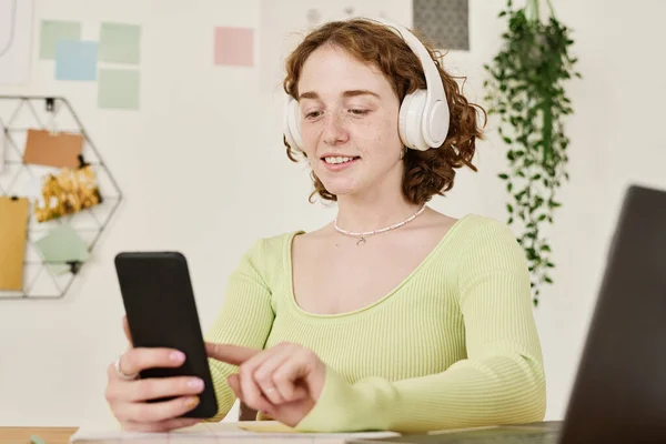 Gelukkig Jonge Vrouw Hoofdtelefoon Scrollen Door Playlist Smartphone Terwijl Zitten — Stockfoto