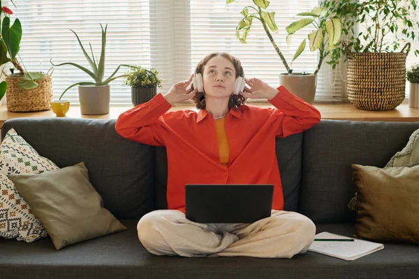 Joven Estudiante Auriculares Escuchando Lecciones Audio Mientras Está Sentada Sofá — Foto de Stock