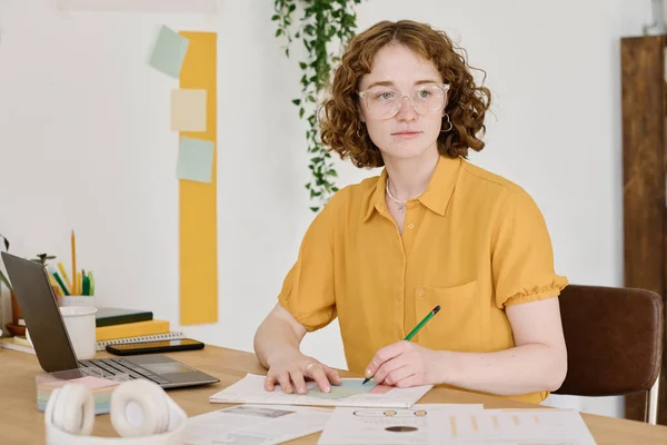 Mujer Joven Creativa Anteojos Esquemas Dibujo Blusa Amarilla Papel Mientras — Foto de Stock