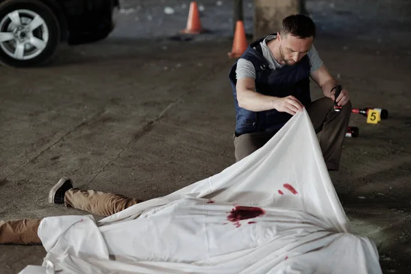 Jeune Policier Expert Criminologie Gilet Pare Balles Inspectant Cadavre Une — Photo