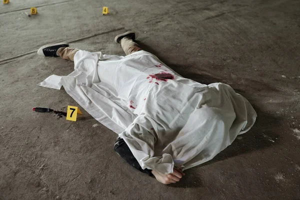 Bűnügyi Helyszín Fehér Lepedővel Borított Halott Férfi Holttestével Aszfalton Késsel — Stock Fotó