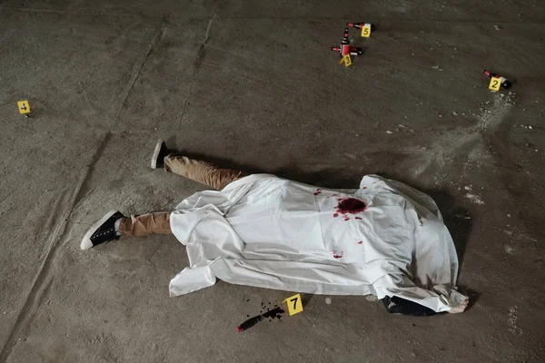 Por Encima Disparo Cadáver Hombre Asesinado Cubierto Con Sábana Blanca —  Fotos de Stock