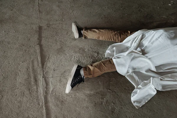 Вид Зверху Ноги Молодого Чоловіка Стріляв Мертвий Лежачи Асфальті Парковці — стокове фото