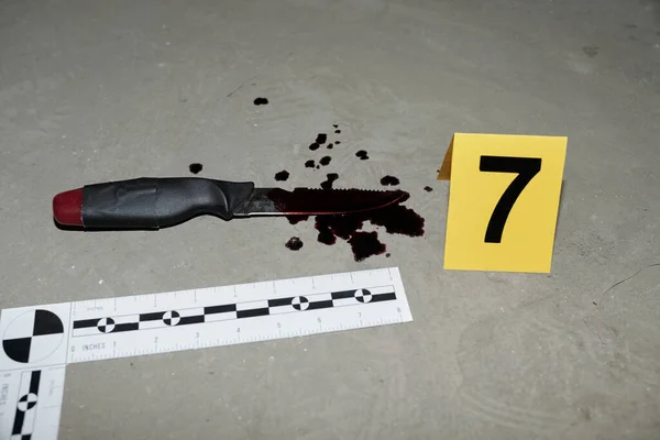 死んだ犠牲者の血で殺人の武器のショットの上に アスファルト上の7と犯罪学の専門家の支配者と黄色のカード — ストック写真