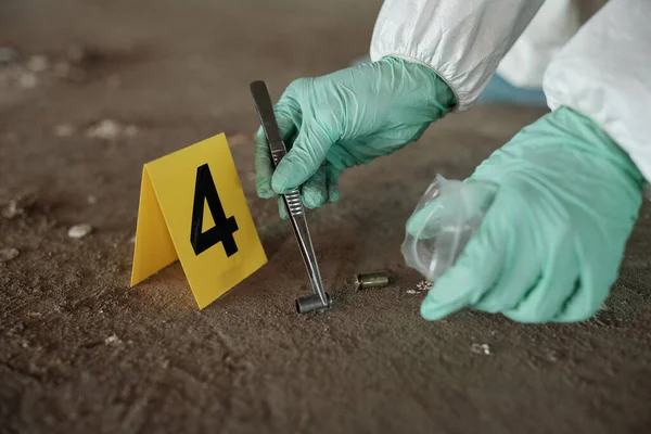 Kanıt Ararken Metal Kıskaçlarla Dolu Boş Bir Kovan Tutan Kriminoloji — Stok fotoğraf