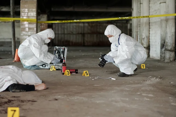 Two Criminological Experts Coveralls Taking Photos Evidences Inspecting Crime Scene — Stock Photo, Image