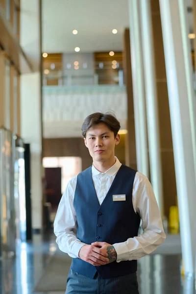 Fiatal Menedzser Hotel Vagy Londiner Egyenruhában Áll Kamera Előtt Folyosón — Stock Fotó