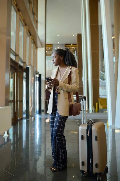 Νεαρή Αφροαμερικανίδα Γυναίκα Smart Casualwear Στέκεται Στο Διάδρομο Του Ξενοδοχείου — Φωτογραφία Αρχείου