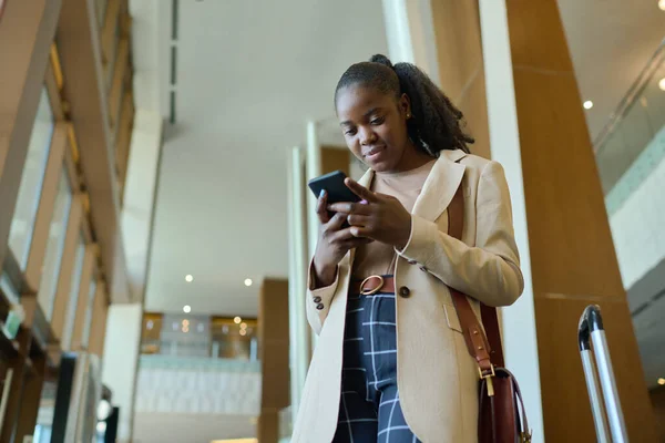 年轻优雅的非洲裔美国女商人 站在酒店休息室时 用手机通过视频聊天聊天 — 图库照片