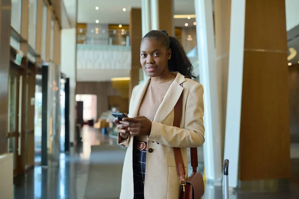 Junge Afroamerikanerin Schicker Freizeitkleidung Blickt Die Kamera Während Sie Der — Stockfoto