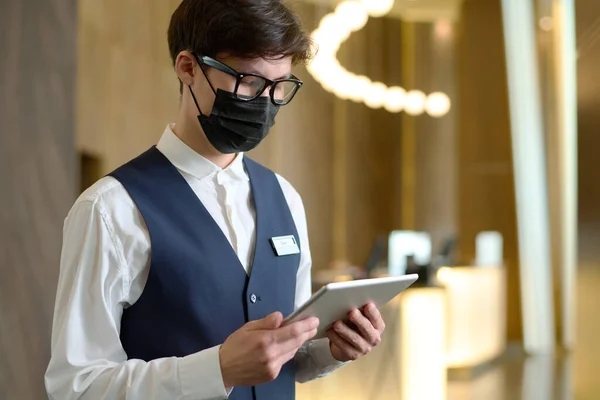 Jeune Réceptionniste Hôtel Moderne Uniforme Lunettes Masque Protection Utilisant Une — Photo