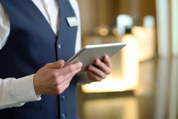 Digital Tablett Händerna Ung Manlig Receptionist Lyxigt Modernt Hotell Står — Stockfoto