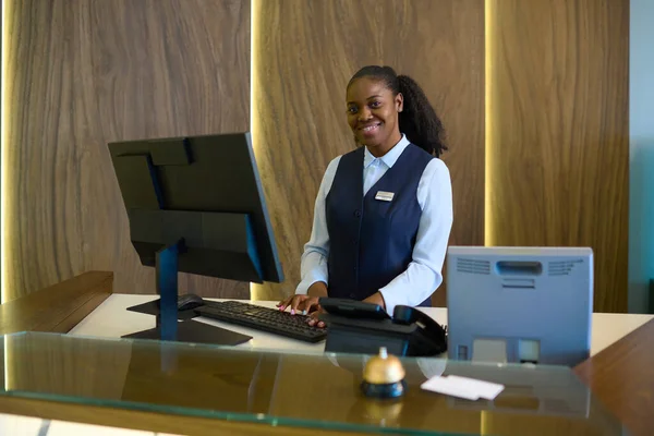 Gelukkige Jonge Succesvolle Vrouwelijke Receptioniste Uniform Staan Door Teller Voor — Stockfoto
