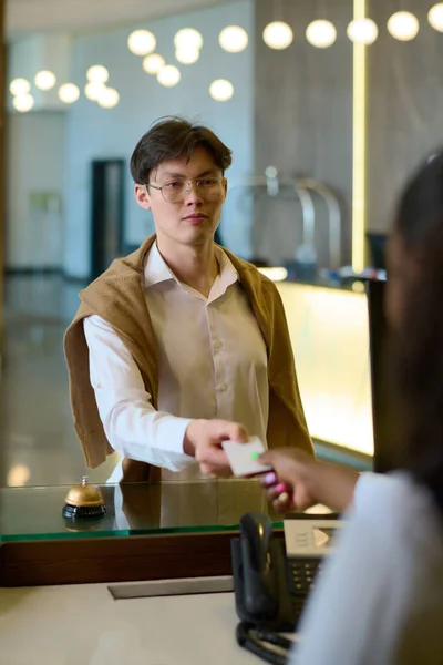 Jeune Homme Asiatique Tenue Décontractée Passant Son Passeport Réceptionniste Comptoir — Photo