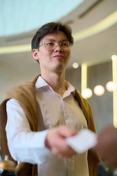 Asian Guy Eyeglasses White Shirt Passing Keycard Receptionist Counter Lounge — Stock Photo, Image