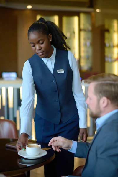 Junge Afroamerikanische Hotelmanagerin Uniform Bringt Kaffeetasse Geschäftsmann Anzug Der Aufenthaltsraum — Stockfoto