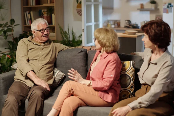 Group Aged Friendly People Casualwear Discussing Latest News While Sitting — Stock Photo, Image