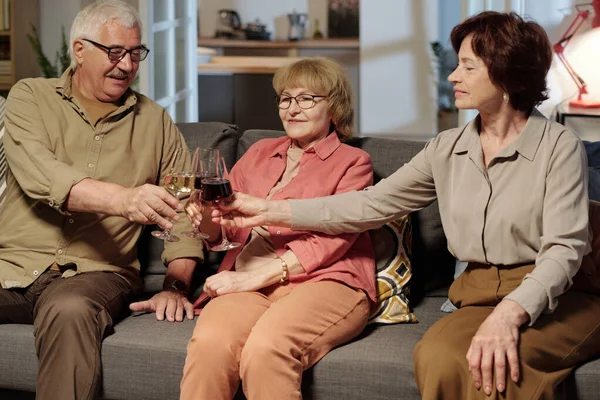 Tre Amici Anziani Felici Che Stringono Con Bicchieri Vino Rosso — Foto Stock