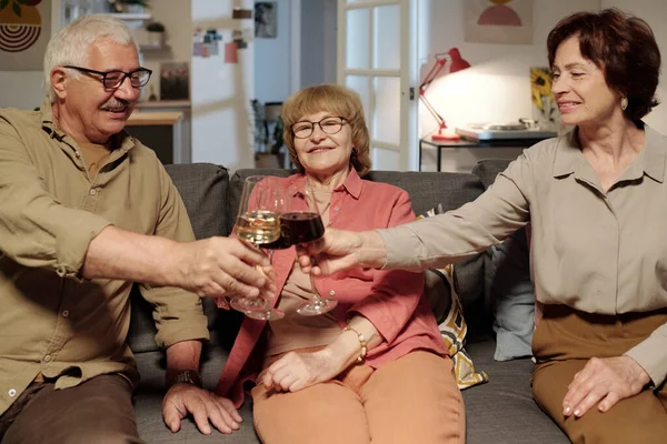 Glückliche Senioren Freunde Stoßen Mit Gläsern Wein Auf Der Heimparty — Stockfoto