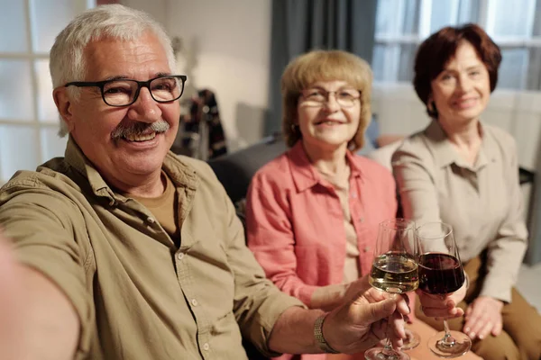 Glücklicher Älterer Mann Brille Der Mit Gläsern Wein Klingelt Die — Stockfoto