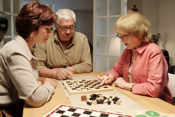 Группа Дружелюбных Женщин Мужчин Возрасте Сидят Столом Шахматной Доской Играют — стоковое фото