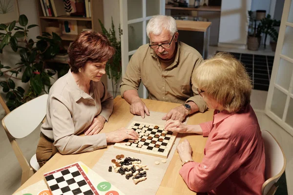 Three Retired Friends Casualwear Gathered Table Play Chess Checkeres Senior — Stock Photo, Image