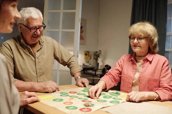Ομάδα Χαρούμενων Ηλικιωμένων Φίλων Που Παίζουν Επιτραπέζιο Παιχνίδι Ενώ Ένας — Φωτογραφία Αρχείου
