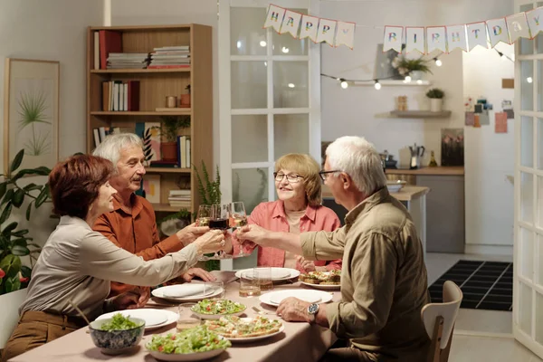Dört Kıdemli Mutlu Arkadaştan Oluşan Bir Grup Yaşlı Bir Kadının — Stok fotoğraf