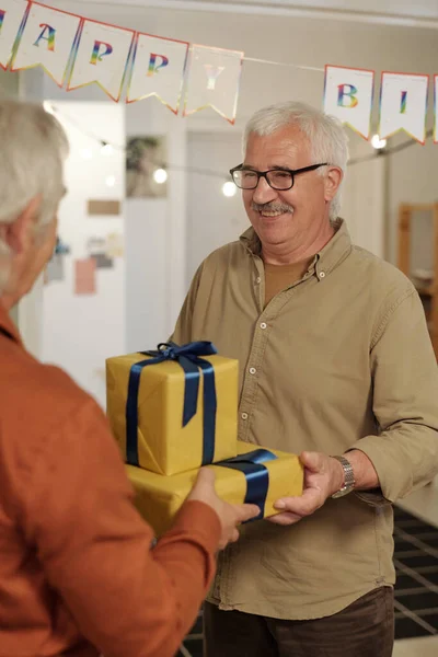 Šťastný Starý Muž Casualwear Předává Zabalené Dárkové Krabice Narozeninovými Dárky — Stock fotografie