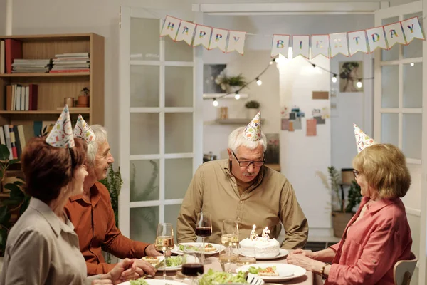 Älterer Mann Blickt Auf Geburtstagstorte Mit Kerzen Form Der Zahl — Stockfoto