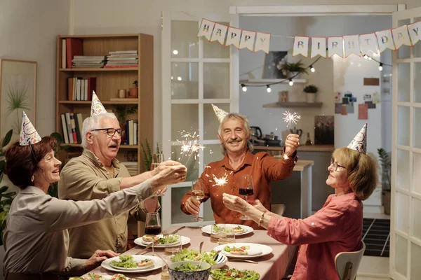 Grupo Amigos Seniores Alegres Com Luzes Bengala Cintilantes Celebrando Aniversário — Fotografia de Stock