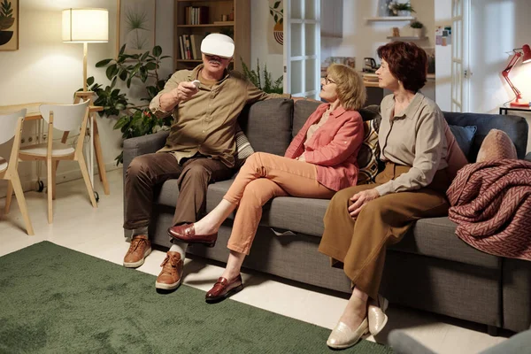 Senior Man Met Headset Zit Bank Naast Twee Oudere Vrouwen — Stockfoto