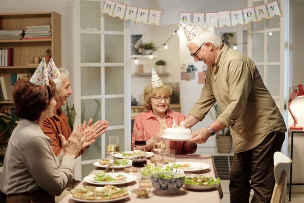 Wesoły Człowiek Wieku Cap Wprowadzenie Pyszne Tort Urodzinowy Serwowane Świąteczny — Zdjęcie stockowe