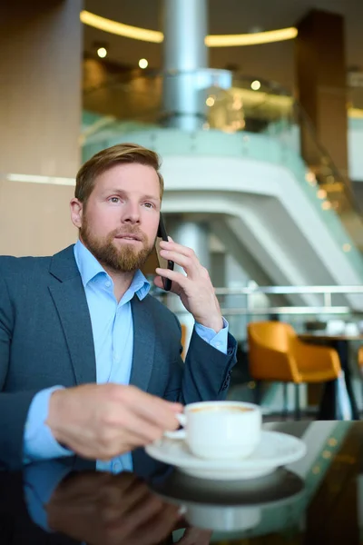 Jovem Empresário Com Smartphone Ouvido Comunicando Com Parceiros Consultando Subordinados — Fotografia de Stock