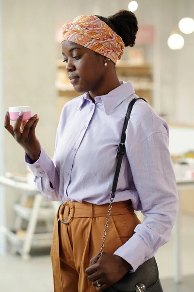 Chica Afroamericana Ropa Casual Inteligente Elegir Crema Facial Hidratante Tienda —  Fotos de Stock