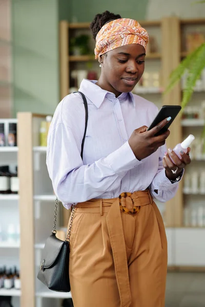 Joven Consumidor Femenino Ropa Casual Usando Smartphone Mientras Elige Productos —  Fotos de Stock