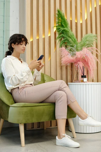 Mujer Morena Joven Con Teléfono Móvil Sentado Verde Suave Cómodo — Foto de Stock