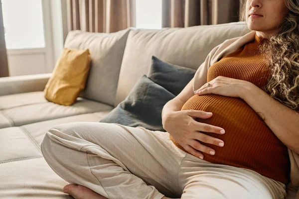 Ruce Mladé Těhotné Ženy Hnědé Tanktop Šedé Tepláky Sedí Pohodlném — Stock fotografie