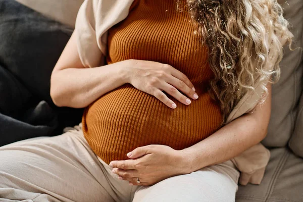 Mujer Joven Ropa Casualwear Mantener Las Manos Vientre Embarazada Mientras — Foto de Stock