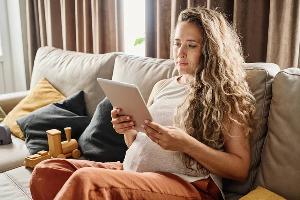 Dijital Tabletli Hamile Bir Kadın Oturma Odasında Kanepede Otururken Gelecekteki — Stok fotoğraf